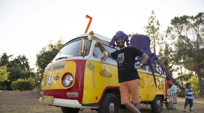 הצוללת חוגגת