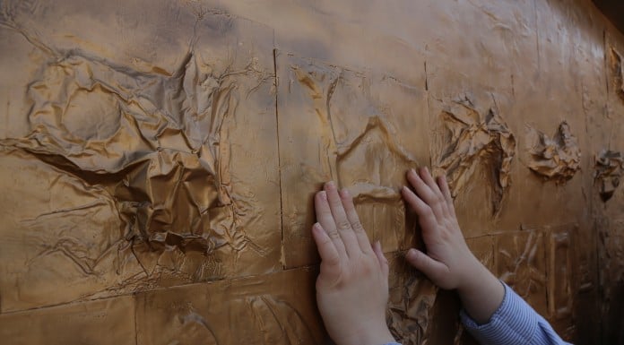 לגעת בשיר בכניסה לעיר