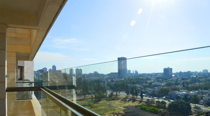 הגבהת מעקה – בטיחות מעוצבת במרפסת