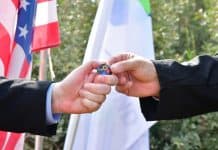 ראש עיריית פיטסבורג בביקור באנדרטה שהקימה קק״ל בירושלים לזכר 11 קורבנות אירוע הירי