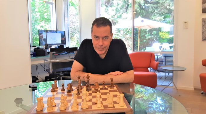"בדור הבא מרבית האנושות תעסוק בלימוד, העשרה עצמית ותחביבים". מרגלית בחצר ביתו