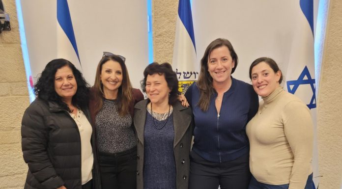 בתמונה: מורן שמואלוף, עו"ד ענבר לזר ראש לשכת ראש העיר, ד"ר לורה ורטון, הגב' פלר חסן נחום והגב' אורלי בן אהרון