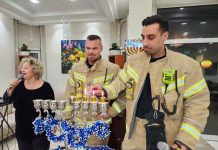 לוחמי האש הפתיעו בביקור את הסבים וסבתות בדיור מוגן נווה עמית באשכול והדליקו נר רביעי של חנוכה