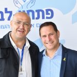מימין- רז קינסטליך ראש עיריית ראשון לציון. משמאל- אלי כהן, מנכל פתחון לב1