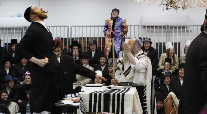 המנהג המיוחד של פורים : תיעוד של הצגת 'פורים שפיל' ומסעו ההומוריסטי לאורך הדורות