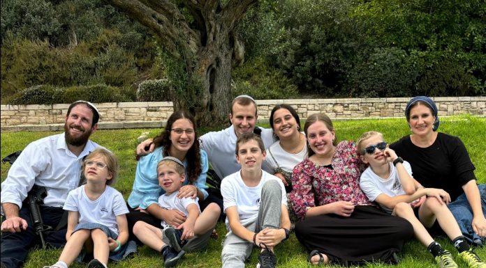 לזכור, להוקיר, להמשיך בדרכם: משפחת גולדברג היא משפחת מופת