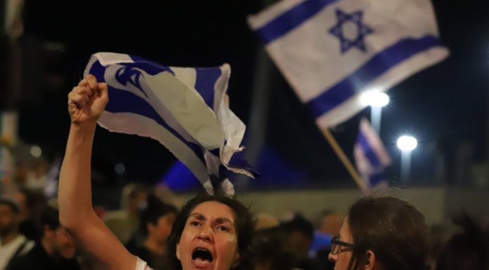 "העם הוא הריבון": אלפים בעצרת הימין מול בג"ץ במתקפה חריפה על מערכת המשפט