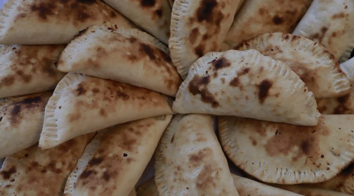 קאדה: הלחם הממולא גבינה שמחבר בין עולמות