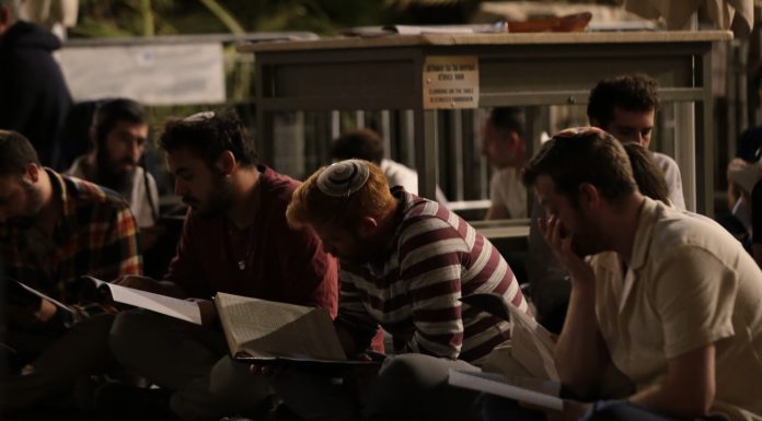 קולות של קינה ותקווה בכותל המשפחות עם התנועה המסורתית