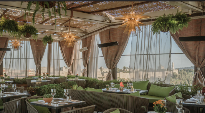 נוף עוצר נשימה, מסורת של פאר ומסרים של אצילות ועוצמה: יהודים מרחבי העולם עולים לרגל לחגוג את החג בסוכות הכי יפות בירושלים