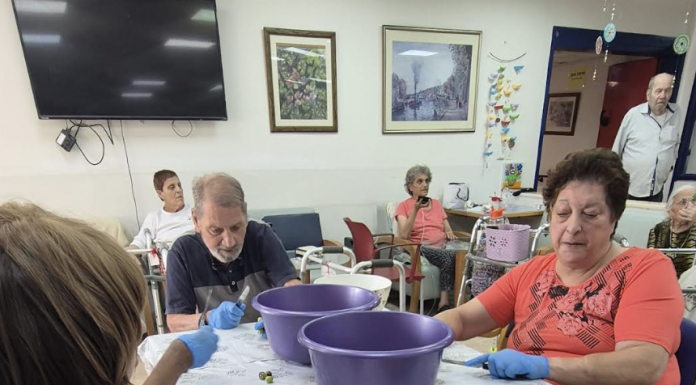 לכבוד עונת המסיק: דיירי "עידן הזהב" בירושלים שומרים על המסורת