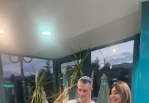 נר ראשון עם רוח של קהילת דיירי דיור מוגן נופי מוצא