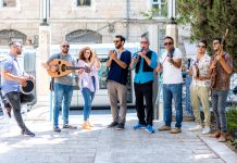 אום כולתום ופריד אלאטרש בבית הכנסת | הג'מעה של תחריר בספריה הלאומית