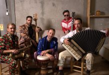 להקת בומבראס מביאה חפלה בלקנית לבית הקונפדרציה בירושלים