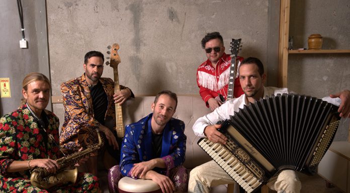 להקת בומבראס מביאה חפלה בלקנית לבית הקונפדרציה בירושלים