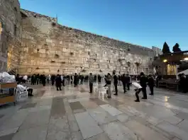הסקר שמפתיע את ירושלים: דווקא הצעירים מובילים את העלייה לכותל
