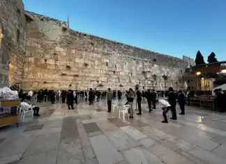 הסקר שמפתיע את ירושלים: דווקא הצעירים מובילים את העלייה לכותל