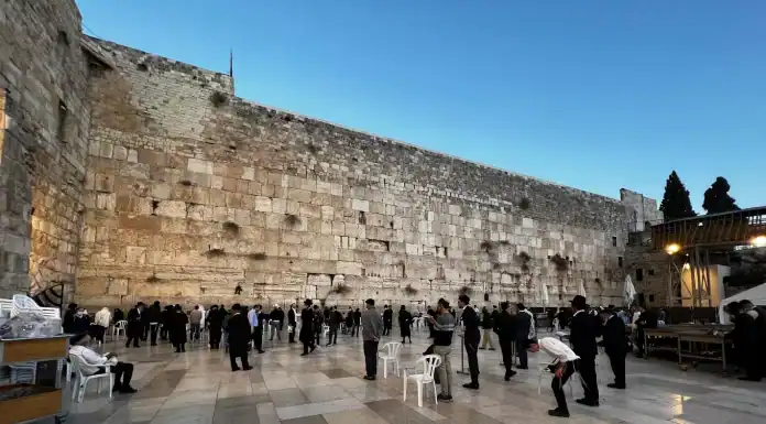 הסקר שמפתיע את ירושלים: דווקא הצעירים מובילים את העלייה לכותל