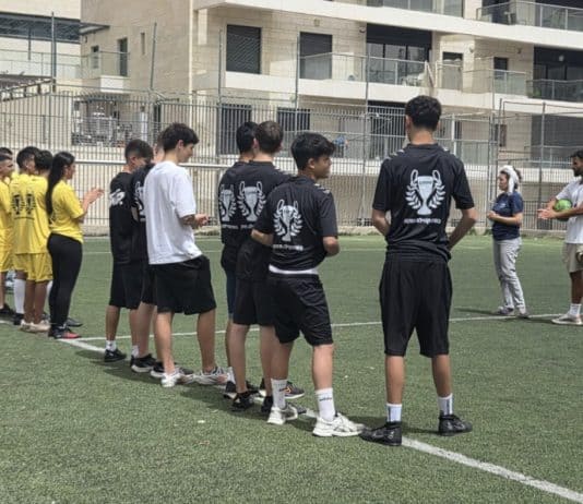 כששחקן נופל וכולם עוצרים להרים אותו: משחק אחד בירושלים הזכיר איך ספורט יכול להיראות אחרת