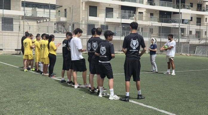 כששחקן נופל וכולם עוצרים להרים אותו: משחק אחד בירושלים הזכיר איך ספורט יכול להיראות אחרת