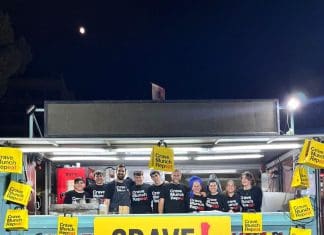 לא רק בשר: מסעדת קרייב בשוק מחנה יהודה חוגגת עשור של טעמים, משפחה ואהבות שנולדו בין השולחנות