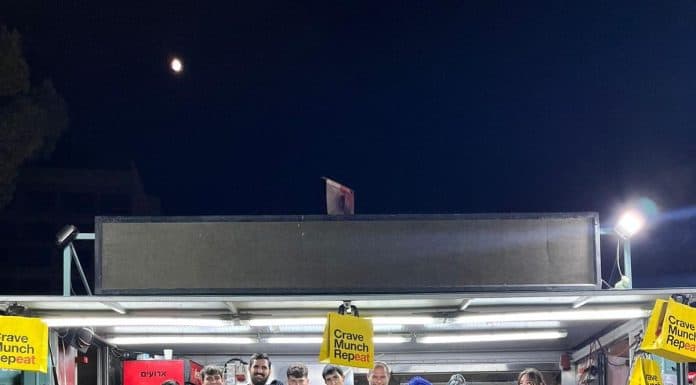 לא רק בשר: מסעדת קרייב בשוק מחנה יהודה חוגגת עשור של טעמים, משפחה ואהבות שנולדו בין השולחנות