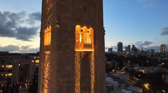 אי של שפיות ברחוב המלך דוד: חול המועד סוכות במלון שלוש הקשתות בימק"א