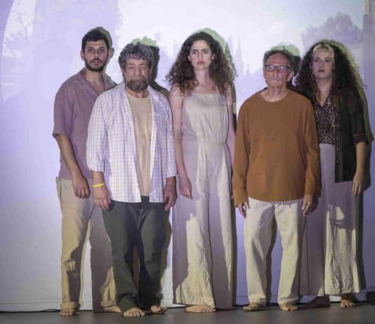 לציון 3 שנים לטבח"מקום לגור בו" הצגת הדגל של תיאטרון עוטף הנגב מגיעה לירושלים צילום אייל בריברם.